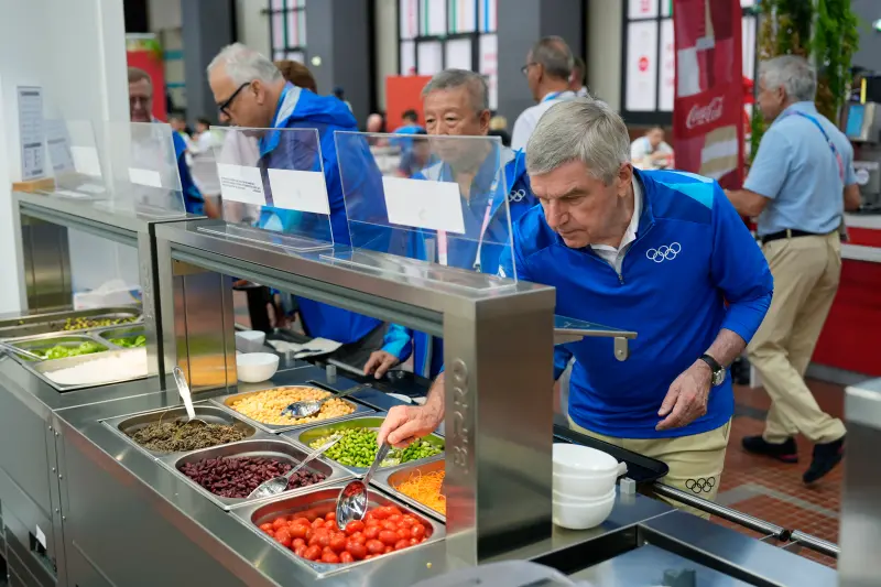 ▲巴黎奧運選手村供餐問題在開賽後不斷掀起爭議，半強制素食主義政策讓選手抱怨連連。（圖／美聯社／達志影像）