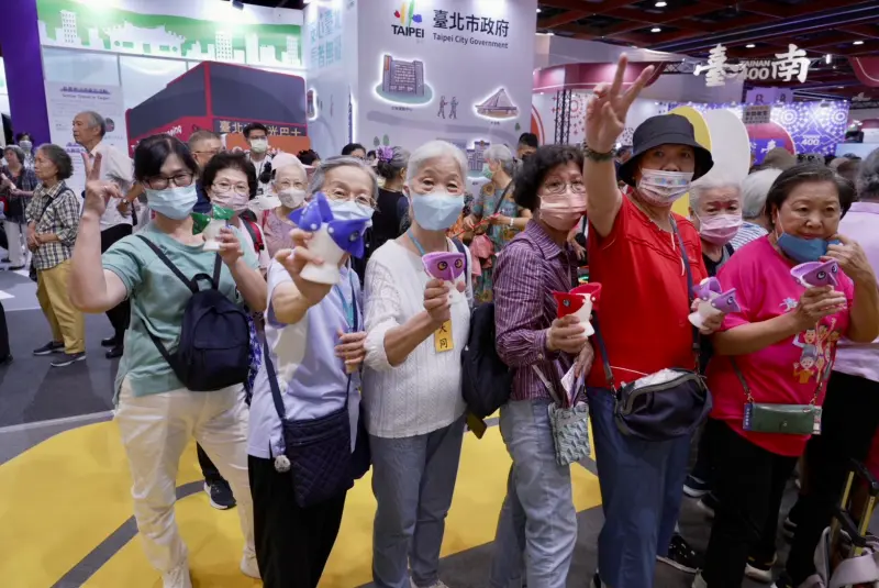 ▲網銀國際首次參與高齡健康產業博覽會,傳遞健康娛樂新概念,不少長者在遊戲中展現健康活力。(圖/網銀國際提供)