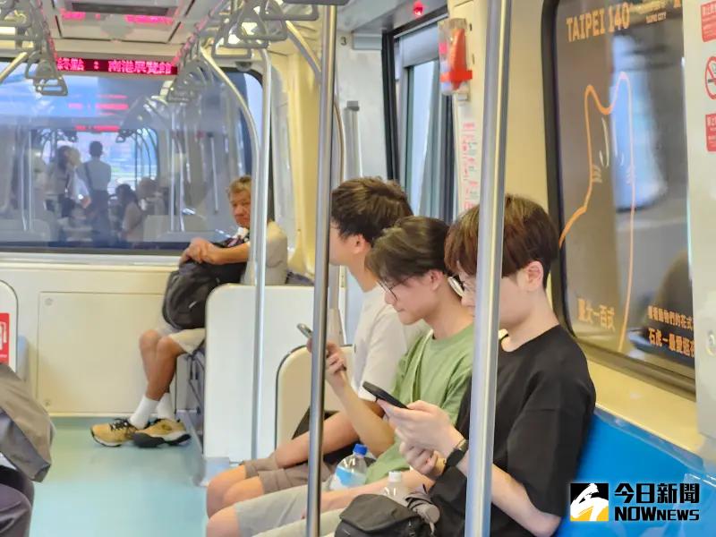 ▲台北捷運因便利性及高品質服務，經常受到大量國際旅客讚賞，北捷近期又在臉書粉專公告1項貼心服務，同時分享如何在炎熱天氣中，輕鬆找到最涼爽的車廂。（圖／記者吳翊緁攝）