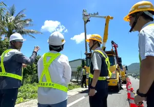 ▲屏東縣長周春米(左2)由台電公司屏東區營業處處長饒祐禎(右2)陪同到工地視察。(圖／台電屏東區營業處提供)