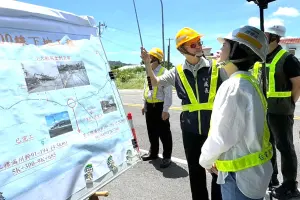 ▲屏東縣長周春米(右)到工地視察，由台電屏東區營業處處長饒祐禎(左)簡報屏東縣滿州鄉200縣道桿線地下化工程施工情形。(圖／台電屏東區營業處提供)