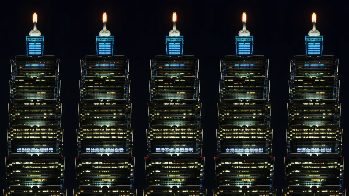 ▲台北101也於8月2日晚間18時30分至22時00分點燈打字，以9句話為台灣選手加油。（圖／台北101提供）