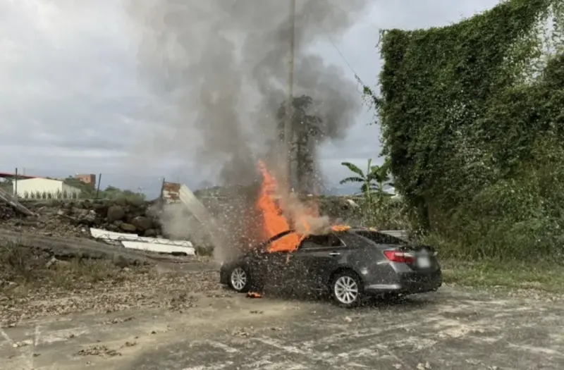 嘉義某高中籃球場驚傳火燒車！1人燒成焦屍　身分待釐清