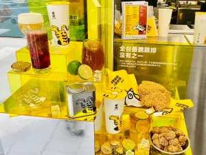 ▲貳樓全新創立茶飲雞排研究所品牌「貳虎OFFTEA」，開吃虎標燕麥去骨雞排90元、另有燕麥脆雞丁85元、櫛瓜酥酥85元。（圖／記者蕭涵云攝）