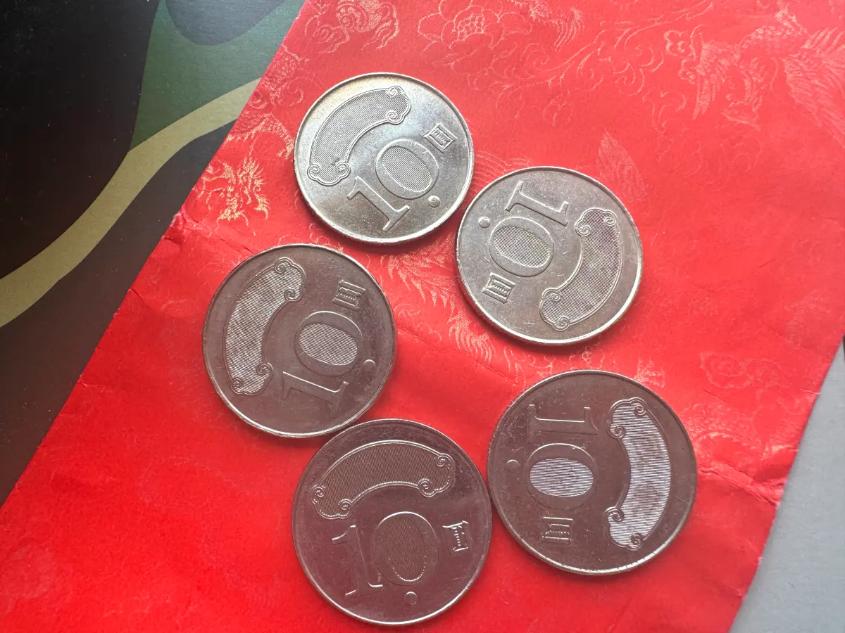 ▲趁著鬼門開之時準備5枚銅板，就能簡單招財旺運，此為示意圖，建議準備5枚50元銅板為佳。（示意圖／記者鍾怡婷攝）