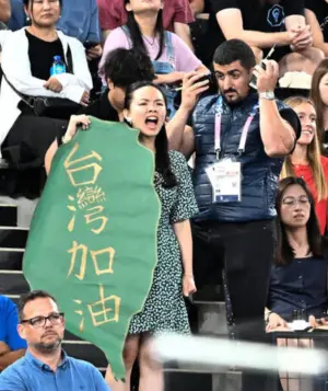 ▲該場比賽，在法國念書的台灣女學生楊芷芸拿著印有「台灣加油」海報進場應援，但引起疑似中國球迷的不滿，直接走過去撕破搶走，引起議論和國內輿論的不滿。在事情發生後，楊同學也接受體育署長鄭世忠和駐法大使吳志中的慰問。（圖／取自鄭世忠臉書）