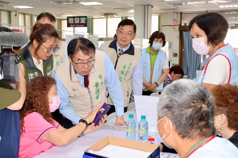 ▲黃偉哲今天特別到鹽水跟後壁關心區公所受理民眾家戶淹水、汽機車慰助，以及農損、漁損及畜禽補助的受理情形。（圖／南市府提供）