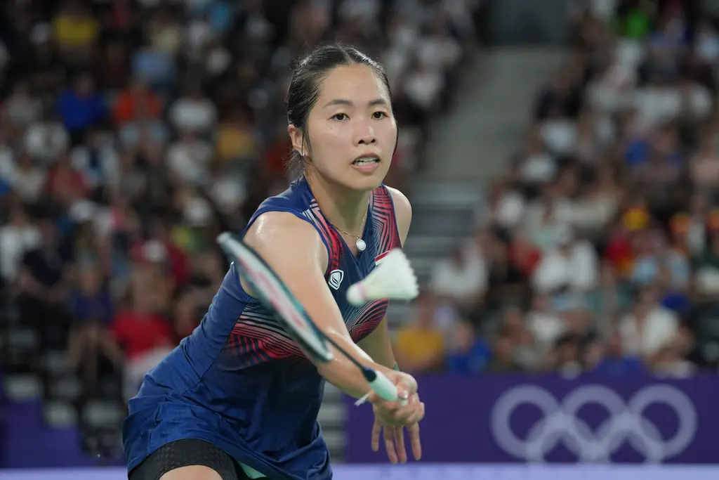 ▲2024巴黎奧運羽球女子單打8強戰，泰國好手依瑟儂（Ratchanok Intanon）對決印尼「小戴之友」東宗（Gregoria Mariska Tunjung），雙方激戰兩局之後，東宗最終以總局數2：0拿下比賽。（圖／美聯社／達志影像）