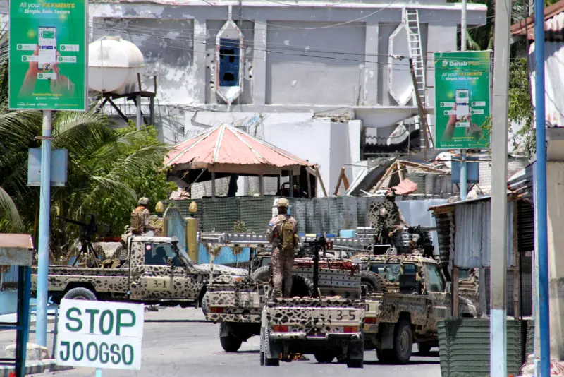 ▲索馬利亞首都摩加迪休（Mogadishu）一處沙灘今（3）日驚傳遭到自殺炸彈客與槍手恐攻，造成至少32人死亡與63人受傷，與蓋達組織關係深厚的伊斯蘭激進組織青年黨（Al-Shabaab）已聲稱對這起襲擊事件負責。圖為索馬利亞士兵資料照。（圖／美聯社／達志影像）