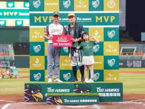 ▲比賽最終台鋼雄鷹以11比3大勝統一獅，單場MVP為台鋼雄鷹勝利投手江承諺，獲得興連城贈送萬元家電禮券。（圖／記者陳美嘉翻攝）