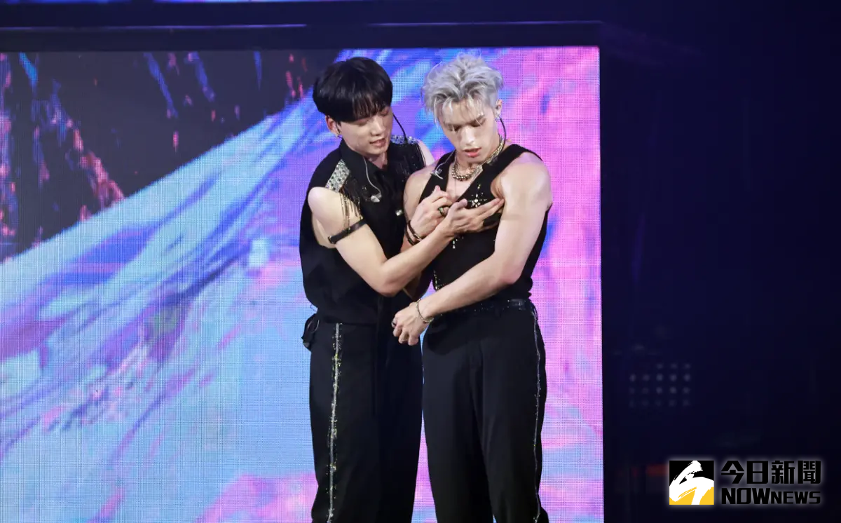 ▲Ozone小巨蛋開唱，隊長祖安（左）檢視團員的肌肉，哲言（右）的背心被拉下來差點露點。（圖／記者吳翊緁攝）