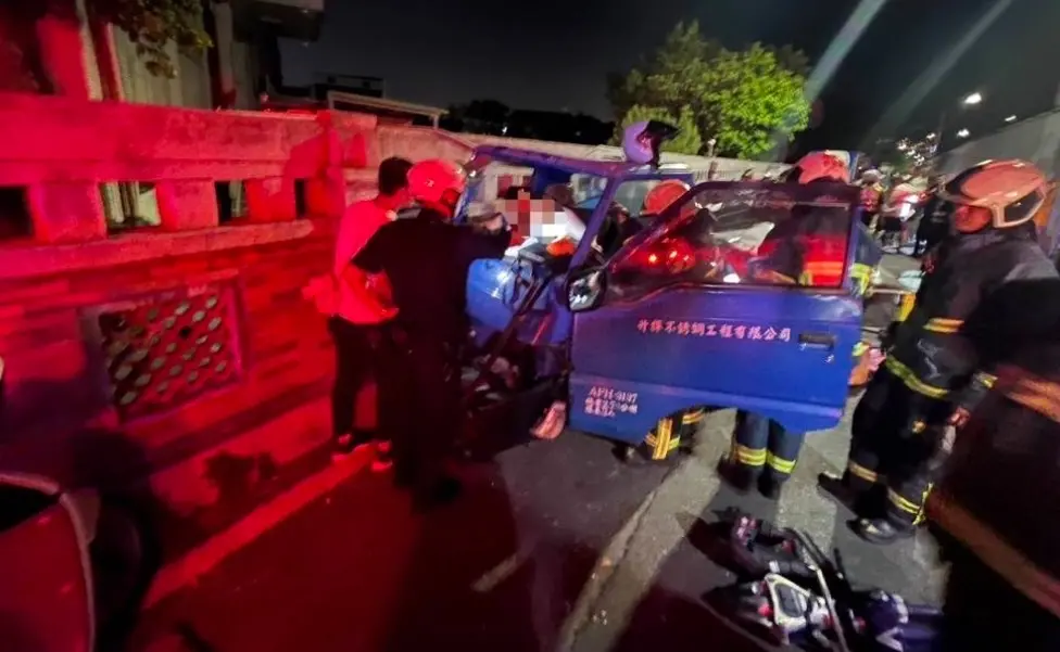 ▲北市士林區社子島島頭公園3日晚上8時許，一輛小貨車不明原因自撞，現場導致10男、2女受傷。（圖／翻攝畫面）