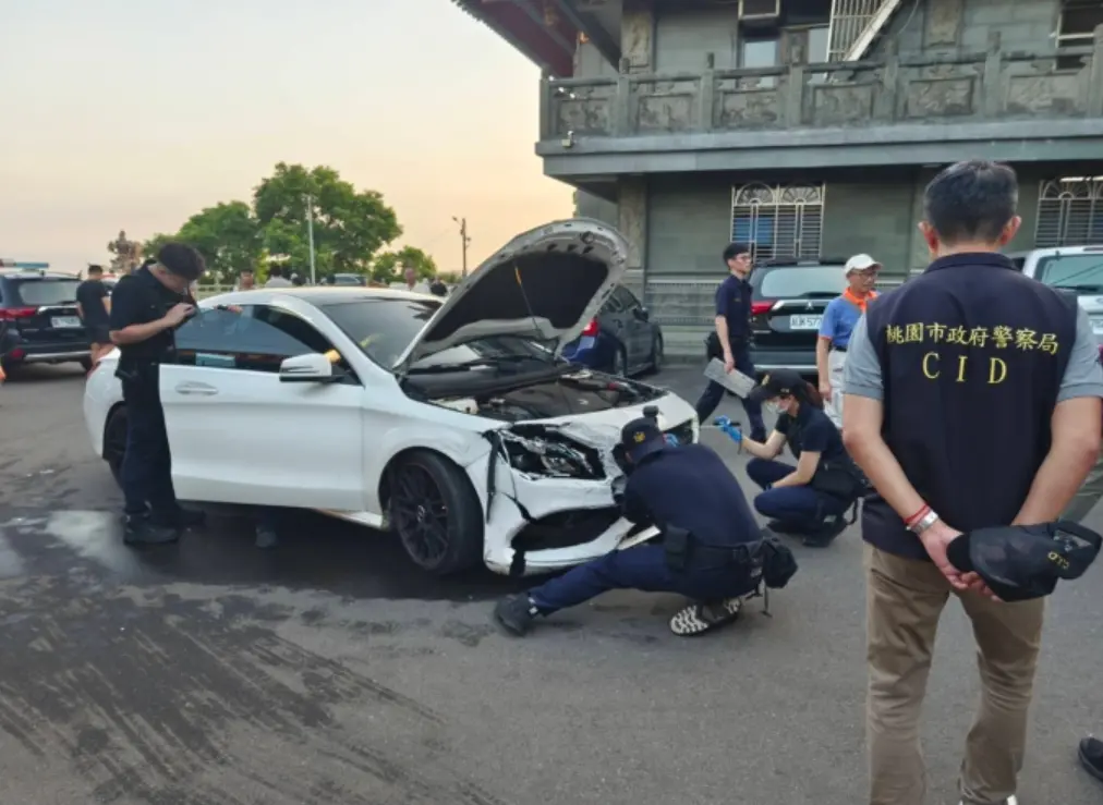 ▲孕婦駕駛賓士車懸掛偽造車牌，不僅拒檢還加速逃逸，最終仍遭逮。（圖／翻攝畫面）