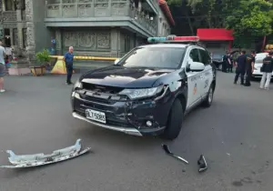 ▲警車也遭波及。（圖／翻攝畫面）