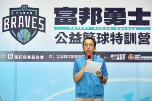 ▲富邦慈善基金會愛心志工社台中分支社社長賴宏明在致詞時表示，希望透過這次公益籃球營活動，培養孩子們的運動興趣，在這當中培養鍛鍊出的毅力與抗壓性，將是小朋友們最珍貴的收穫。（圖／富邦慈善基金會提供）