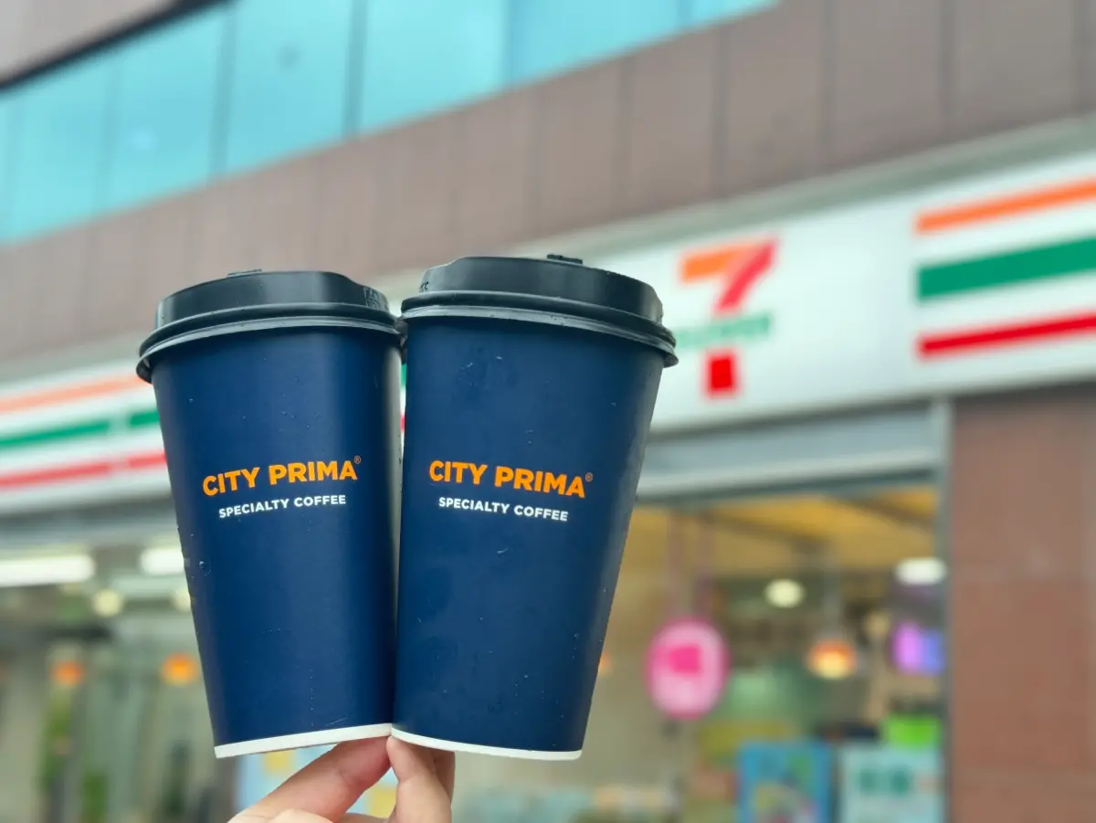 ▲，7-11與民眾一同狂賀，門市大杯精品美式買2送2，行動隨時取優惠厚乳拿鐵買2送2，寄杯慢慢喝。（圖／7-11提供）