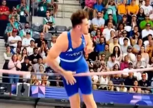 奧運法國選手撐竿跳爆紅！「下體意外打落橫桿」　全場觀眾傻爆眼
