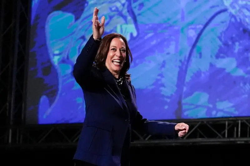 ▲的美國副總統賀錦麗（Kamala Harris）在選舉策略上與拜登做出不同決定，有外媒分析認為賀錦麗改走歐巴馬（Barack Obama）的路線，希望將選戰主軸調整為更加正向，藉著帶來希望號召選民。（圖／美聯社／達志影像）