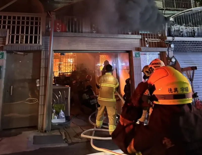 ▲4日凌晨，台南市大橋一街某民宅發生火警，詳細原因還有待釐清。（圖／翻攝畫面）