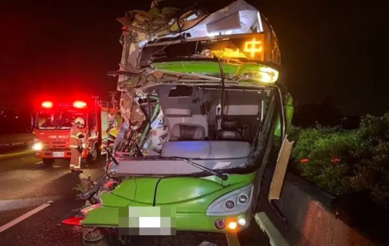 ▲4日凌晨，國道1號發生車禍事故，一台大貨車於外側車道追撞聯結車後，又遭後方客運撞擊翻覆，之後又被小客車撞擊，該起事故占用內、中、外車道，共7人受傷送醫。（圖／翻攝彰化踢爆網）