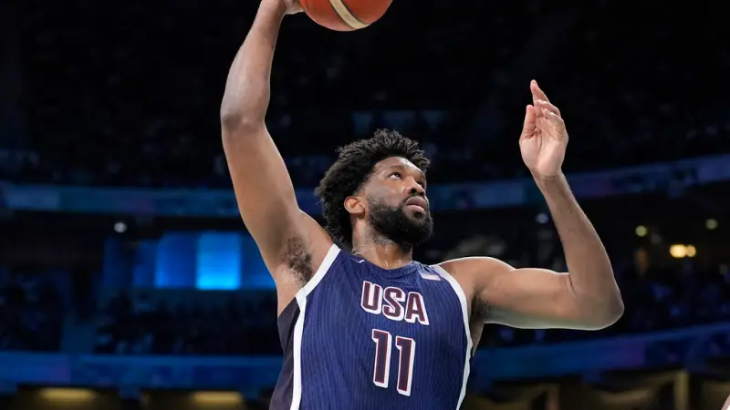 ▲美國男籃陣中明星中鋒Joel Embiid，一拿到球時就屢屢受到現場觀眾噓聲，原因不外乎是因為他最終「背棄」法國，選擇代表美國出戰，稍早Embiid也談到為何做出這樣的抉擇。（圖／美聯社／達志影像）