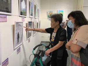 83歲素人畫家辦個展  展出「秀琴阿嬤的多元宇宙日記簿」
