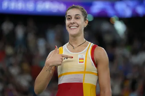 ▲2024巴黎奧運女子羽球安打4強戰，西班牙名將「吼叫天后」馬琳（Carolina Marin）和中國大陸好手何冰嬌爭奪最後一張金牌戰門票，但在第2局打到一半時，馬琳突然右腳落地時受傷，目前正在進行治療中。（圖／美聯社／達志影像）