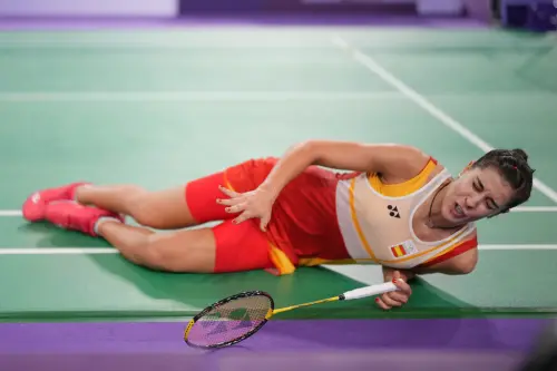 ▲2024巴黎奧運女子羽球安打4強戰，西班牙名將「吼叫天后」馬琳（Carolina Marin）和中國大陸好手何冰嬌爭奪最後一張金牌戰門票，但在第2局打到一半時，馬琳突然右腳落地時受傷，必須退賽。（圖／美聯社／達志影像）