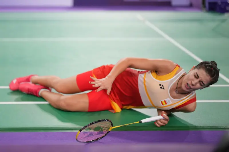 ▲2024巴黎奧運女子羽球安打4強戰，西班牙名將「吼叫天后」馬琳（Carolina Marin）和中國大陸好手何冰嬌爭奪最後一張金牌戰門票，但在第2局打到一半時，馬琳突然右腳落地時受傷，必須退賽。（圖／美聯社／達志影像）