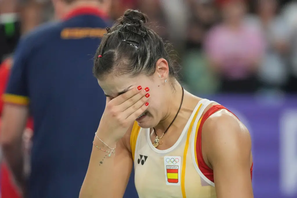 ▲西班牙名將馬琳（Carolina Marin）在和中國大陸好手何冰嬌的比賽中，於第2局領先時意外受傷退場，最後比數21：14、10：8，這位已經31歲的前奧運金牌，這次在4強結束這一次的奧運之旅。（圖／美聯測／達志影像）