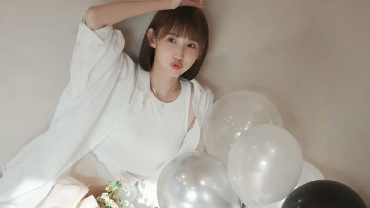 ▲粿粿昨（3）日慶祝29歲生日，被好友們拿刮鬍泡和假蟑螂砸臉，而她驚恐的表情全被拍了下來，事後她也表示真的嚇壞了。（圖／IG meigo.c）