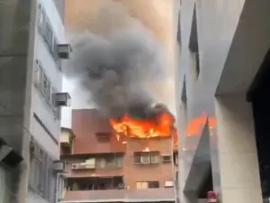 台中中區驚傳火警!公寓頂樓陷火海全面燃燒 恐怖火煙直竄天際