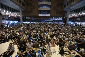 全台挺麟洋配奪金牌！北車大廳湧人潮　大型電視牆奧運直播免費看
