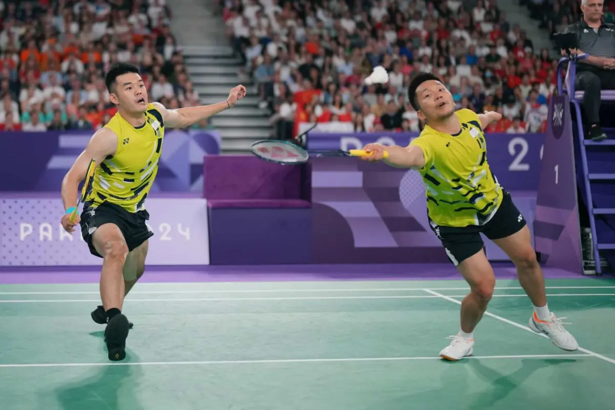 ▲台灣羽球黃金男雙「麟洋配」出戰中國組合，讓《央視》遲播又斷訊，歷時1時33分的比賽，前後僅播了40分。（圖／美聯社／達志影像）