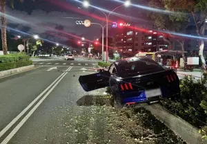 ▲4日晚間，高雄鳳山區發生車禍事故，涂姓男子駕駛藍色野馬跑車，行經國泰路二段，於變換車道時，與同樣變換車道的小貨車發生碰撞。（圖／翻攝畫面）