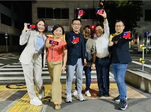 麟洋配奪金！六藍委在日本街頭舉國旗慶祝　半夜不忘吃這美食
