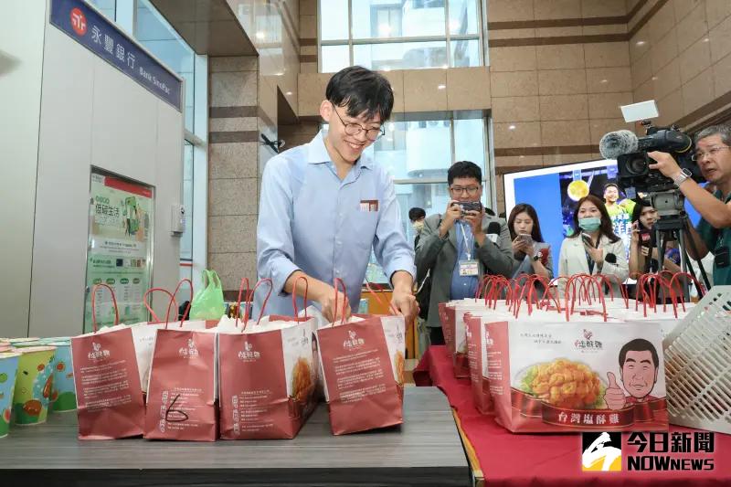 ▲國民黨主席朱立倫準備200份珍奶及雞排。（圖／記者陳明安攝，2024.08.05）