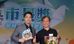 李洋爸爸「因這事」獲頒市長獎!合體蔣萬安照片曝光