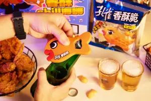 ▲眼神深邃的香魚磁吸開瓶器，網友直呼好可愛。（圖／品牌提供）