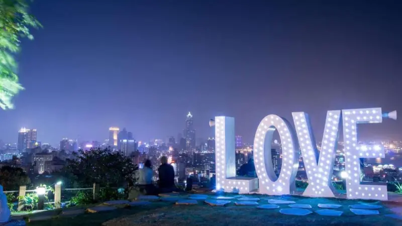 ▲「壽山情人台」無敵港灣夜景是最夯的約會打卡景點。（圖／高市府觀光局提供）