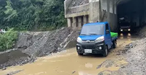 ▲何欣純感謝谷關工務段在颱風前後冒雨搶修，讓農民種植的水蜜桃可以運下山。（圖／翻攝何欣純臉書，2024.08.05）