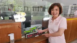 問鼎台中市長寶座 藍綠兩選將江啟臣、何欣純狂跑對手選區試水溫 ▲何欣純拜訪谷關派出所,在值班台看到整排綠色乖乖眼睛一亮。(圖/何欣純提供,2024.08.05)