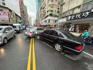 ▲戴婦疑因身體不適，導致賓士車失控撞上路邊機車。（圖／翻攝畫面）