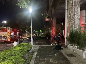 高雄民宅暗夜火警！婦拿電動車鋰電池進屋充電起火　2姊弟遭燒傷
