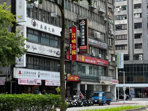 黃仁勳最愛的餐廳「花娘小館」將要開分店了,業者也曝光了地址,初估將於9月開始可接受預訂。(圖/記者張勵德攝) ▲黃仁勳今天晚餐又再度造訪「花娘小館」,其實花娘小館去年9月開了分店。(圖/記者張勵德攝)