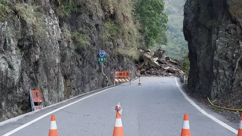 ▲台東縣海端鄉台20線南橫公路191公里處新武路段，傳出發生邊坡坍方，公路總局派機具搶修中。（圖／關山工務段提供）