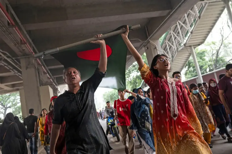 ▲孟加拉學生示威演變成至少300人喪命的暴亂後，總理已請辭，軍方也宣布結束宵禁。（圖／美聯社／達志影像）