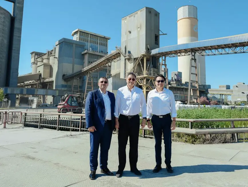 ▲台泥進行海外公司併購時特別著重收購具ESG核心能力的企業。圖為台泥董事長張安平（圖中）、總經理程耀輝在Cimpor執行長Suat Calbiyik陪同下視察葡萄牙Cimpor Alhandra廠。（圖／台泥提供）