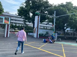 車上遇民眾出車禍！謝國樑直衝關心傷勢　還幫叫救護車指揮交通
