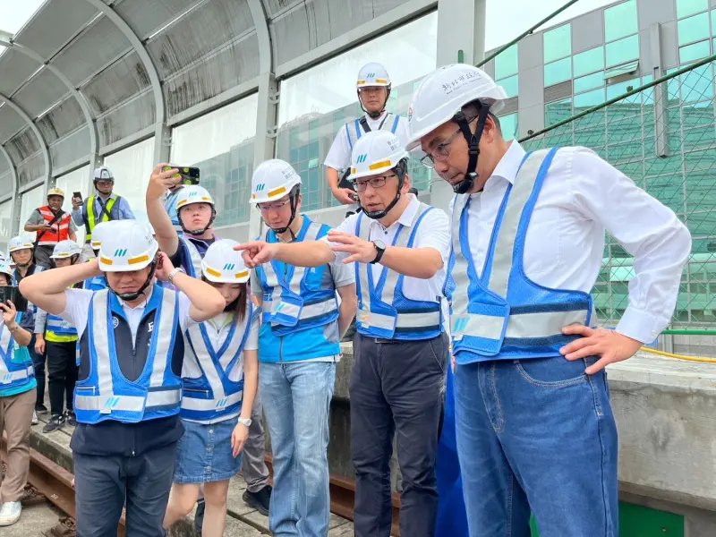 ▲市長視察捷運環狀線復原工程進度，力拚年底全線復駛。（圖／新北市捷運局）